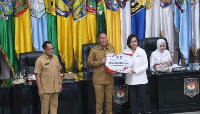 Foto Bupati Minahasa Selatan Franky Donny Wongkar, SH., menerima penghargaan Insentif Fiskal Kinerja Pengendalian Inflasi Tahun 2023 di Jakarta.