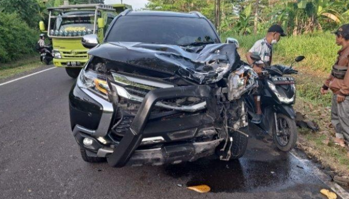 Bagian depan Mobil Pajero Sport mengalami kerusakan serius.