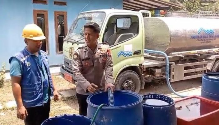 Polres Bogor, bersama dengan PDAM, melakukan penyediaan air bersih untuk penduduk Gunung Sindur (dokumentasi dari Polres Bogor).