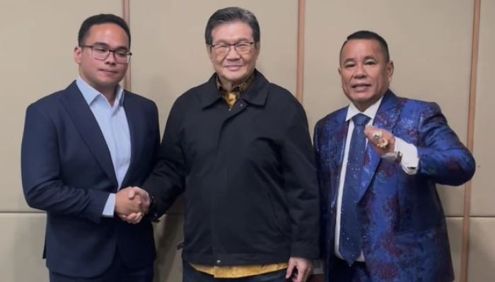 Hotman Paris berfoto dengan orang terkaya ke-7 di Indonesia.