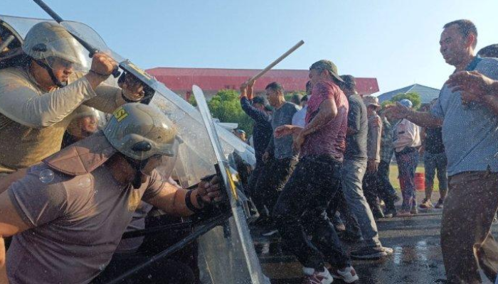 105 Latihan Sistem Pengamanan Dalam Kota (Sispamkota) oleh Polres Bitung di Lapangan Kantor Wali Kota Bitung