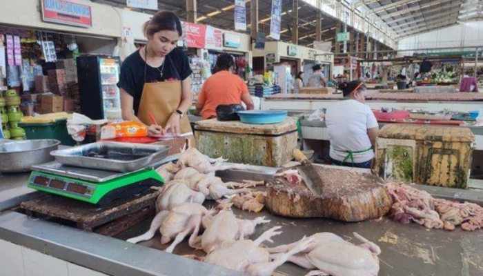 "Salah satu penjual daging ayam di Pasar Segar Manado, Sulawesi Utara, adalah Anggie Pantouw.