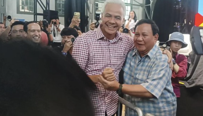 Prabowo Subianto dan Ganjar Pranowo bersatu dalam pakaian kotak-kotak dan berpelukan di Pos Bloc, Jakarta Pusat, Sabtu (29/7). Kedua calon presiden belum mengumumkan calon wakil presiden mereka, meskipun hanya tersisa 3 minggu hingga pendaftaran ke KPU.