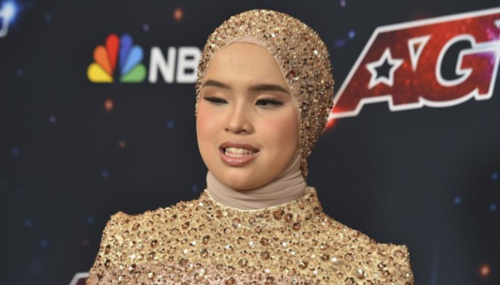 Simon Cowell kembali ke panggung untuk memeluk Putri Ariani setelah penampilan luar biasanya di final America's Got Talent 2023.