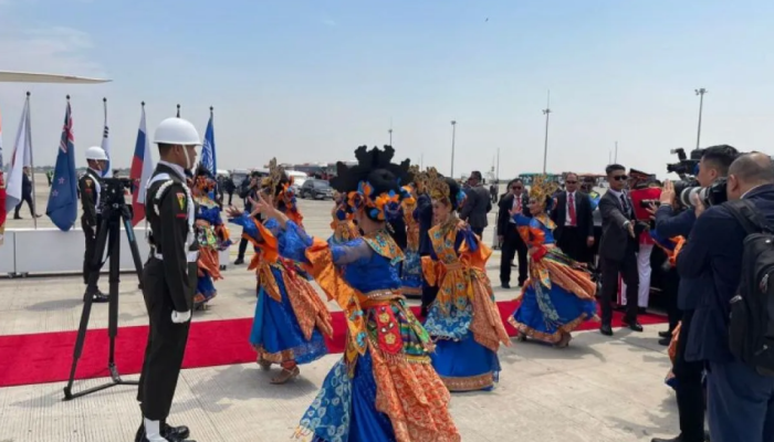 Tari Geol Manis asal Jakarta, menyambut delegasi KTT ASEAN ke-43 di Bandara Internasional Soekarno-Hatta.