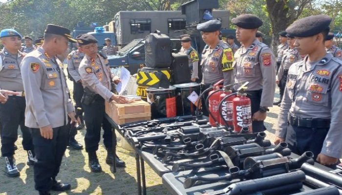 Kombes Pol Budi Sartono, Kapolrestabes Bandung, melakukan pemeriksaan terhadap peralatan, fasilitas, dan anggota polisi dalam rangka persiapan pelaksanaan Operasi Mantap Brata 2023.