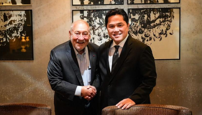 Menteri BUMN Erick Thohir Berdialog dengan Penerima Nobel Ekonomi 2021 Joseph Stiglitz di Jakarta.