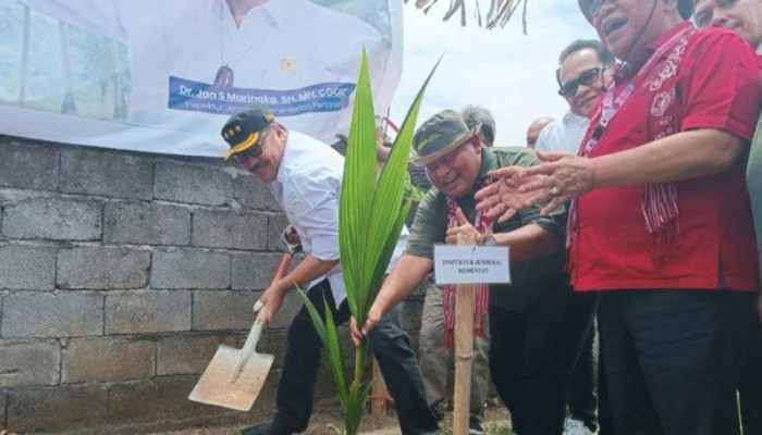 Irjen Kementan RI, Jan Maringka, dan KGPM bekerja sama dalam menanam bibit Kelapa Dalam di wilayah Kelurahan Pandu, Manado, Sulawesi Utara