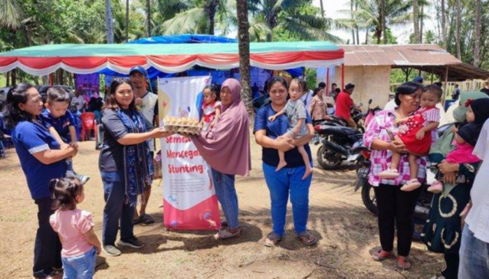 Tribun Manado dan Pemerintah Kecamatan Mapanget bekerja sama dalam memberikan telur kepada anak-anak yang mengalami stunting.