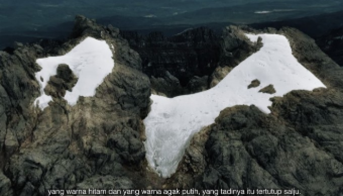 Salju Gunung Jaya Wiijaya kian menipis.