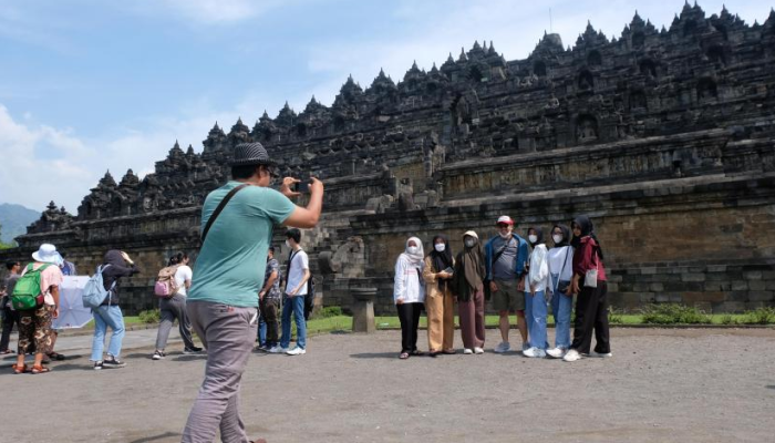 engunjung berwisata di pelataran Candi Borobudur, Magelang, Jawa Tengah.