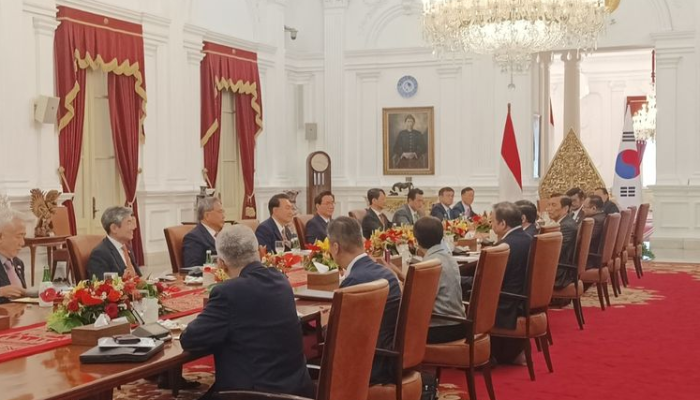 Pertemuan dua pucuk pimpinan, yakni Presiden Joko Widodo dan Presiden Korea Selatan Yoon Suk Yeol, bersama rombongan resmi kedua negara di Istana Merdeka.