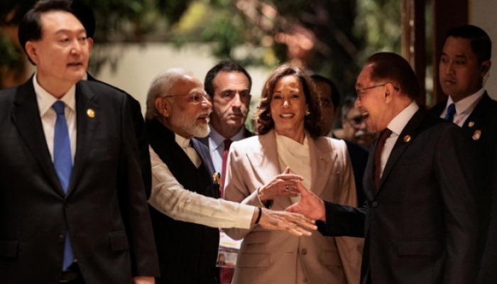 Wakil Presiden Amerika Serikat Kamala Harris berada di antara Perdana Menteri India Narendra Modi dan Perdana Menteri Malaysia Anwar Ibrahim.