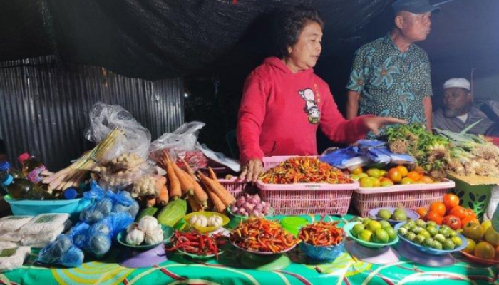 Penjual di Pasar Tuminting, Manado, Sulawesi Utara.