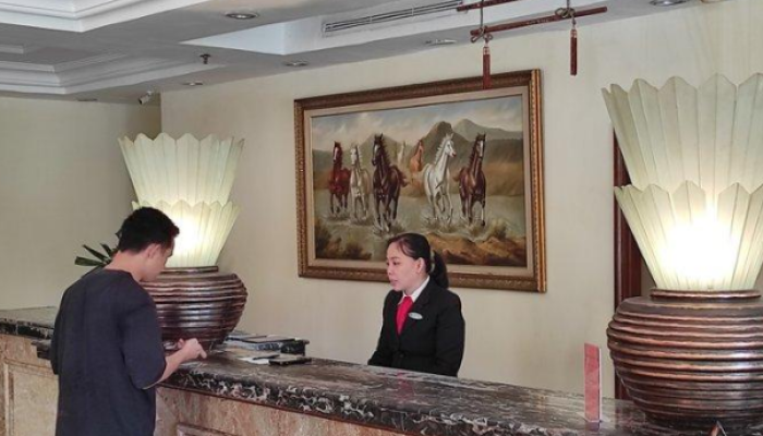 Pemahaman mengenai bagaimana petugas resepsionis di Hotel Gran Puri Manado melayani tamu.