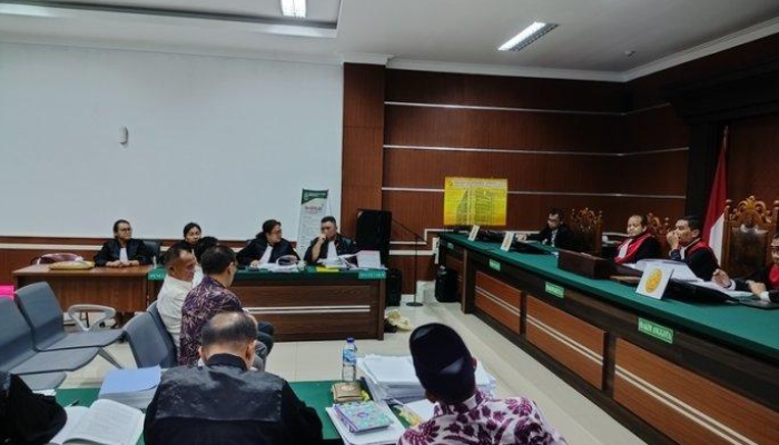 Ferro Taroreh, yang telah dihukum dalam kasus korupsi PT Air Manado, menjadi seorang saksi dalam sidang di Pengadilan Negeri Manado, Sulawesi Utara.
