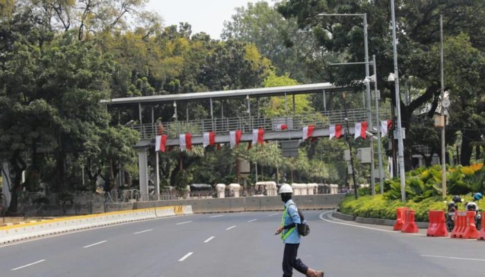 Petugas Menghentikan Akses di Sekitar Kawasan Patung Kuda Jakarta.