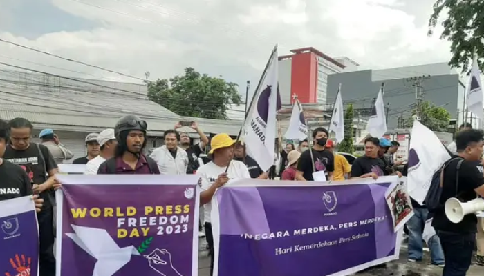 AJI Manado Demo Depan Polda Sulut Tuntut Kasus Tabrak Lari Jurnalis Riyo Noor