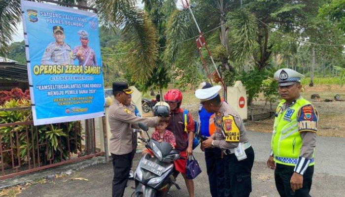 Polres Bolaang Mongondow bagikan helm gratis di Jalan Trans Sulawesi saat Operasi Zebra Samrat 2023.
