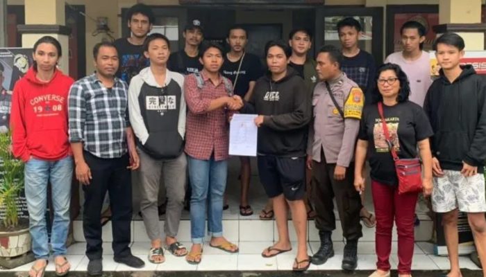 Foto: Bhabinkamtibmas Polsek Malalayang, Bekerjasama Deangan kepala Lingkungan XI, Ibu Rosye Mumek, Sukses Menyelesaikan Permasalahan Perkelahian Yang Terjadi DiKelurahan Malalayang Satu Timur.