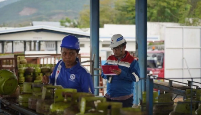 Pemeriksaan tabung LPG 3 kg oleh petugas di Sulut.