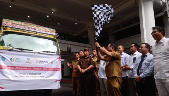 Jemmy Lampus, Kepala Dinas Pangan Sulut, dan pimpinan Perum Bulog Divre Sulut meluncurkan penyaluran bantuan pangan CBP tahap II di Sulut pada 11 September 2023.