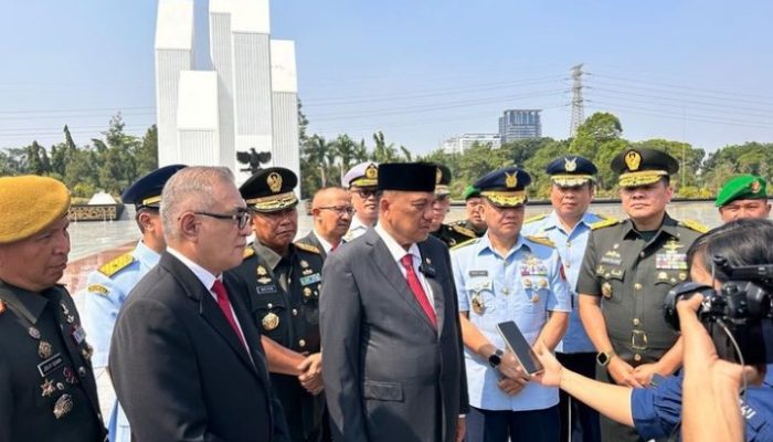 Gubernur Sulut Olly Dondokambey Menziarahi TMP Kalibata.