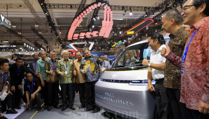 Menko Perekonomian Airlangga Hartanto dan Menteri Perindustrian Agus Gumiwang Kartasasmita mengunjungi stan di pembukaan Gaikindo Indonesia International Auto Show (GIIAS) 2023 di ICE BSD, Tangerang, Banten, pada 10 Agustus 2023. GIIAS 2023 akan berlangsung hingga 20 Agustus 2023 dan menampilkan 49 merek kendaraan serta produk baru.