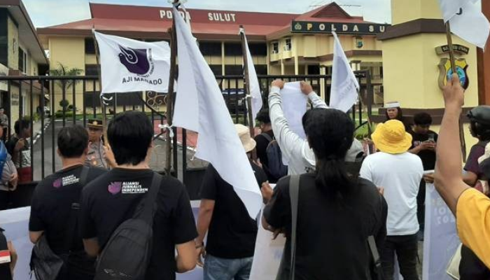 AJI Manado melakukan protes di depan kantor Polda Sulawesi Utara saat memperingati Hari Kebebasan Pers Dunia.