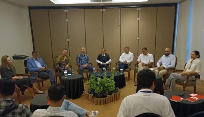 Duta Besar Polandia untuk Indonesia, Beata Stoczynska, berbicara pada konferensi pers di Manado, Sulawesi Utara.