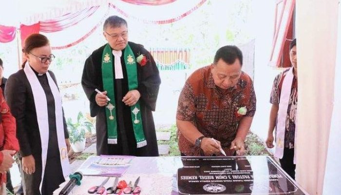 Wakil Bupati Minahasa, Robby Dondokambey, hadir dalam acara Pentahbisan dan Peresmian Pastori III GMIM Ridel Kembes yang berlangsung di Kecamatan Tombulu, Minahasa.