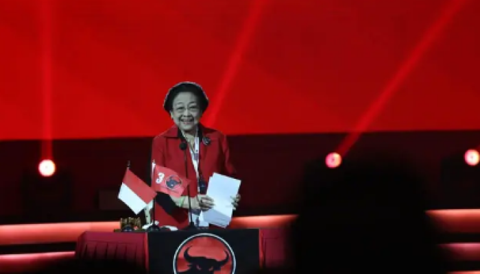 Ribuan kader bergembira saat menyaksikan Megawati, Jokowi, dan calon Presiden Ganjar Pranowo di atas panggung.