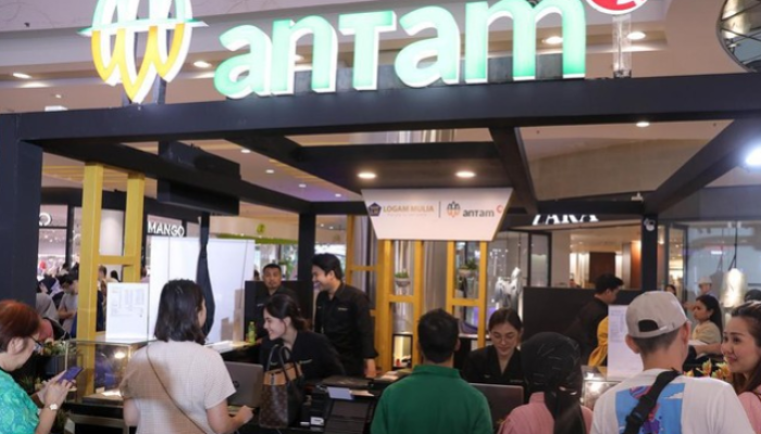 Foto: Suasana booth ANTAM di acara Investment Expo 2023 di Central Park Mall.