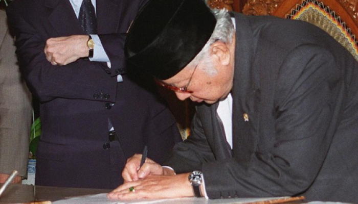 Pada 15 Januari 1998, Presiden Indonesia Suharto menandatangani perjanjian baru di hadapan Direktur Jenderal IMF Michel Camdessus di kediaman Suharto di Jakarta.