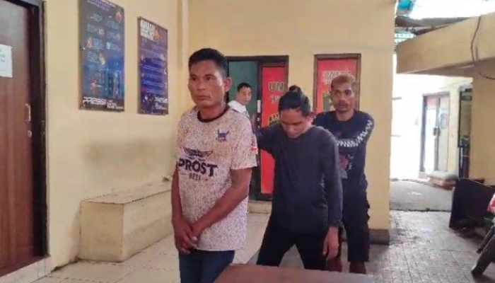 Tiga pelaku pembobol Alfamart saat dihadirkan ke Kantor Polresta Manado.