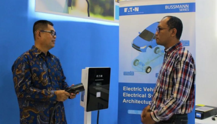 Country Manager Eaton Indonesia Putra A Mudzakir tengah menjelaskan perangkat pengisi daya buatannya di kegiatan Electric and Power Indonesia di JIExpo Kemayoran, Jakarta, Kamis.