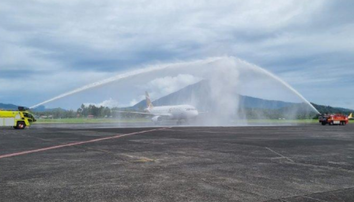 Maskapai Super Air Jet sekarang melayani penerbangan dari dan ke Manado, dengan rute pertama Manado-Balikpapan yang terhubung ke Bandung.