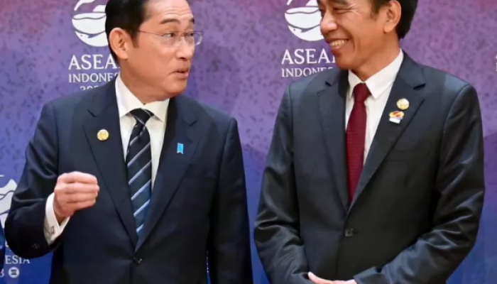 Perdana Menteri Jepang Fumio Kishida (kiri) bersama Presiden Jokowi saat menghadiri KTT ke-26 ASEAN-Jepang di Jakarta, Rabu (6/9/2023).