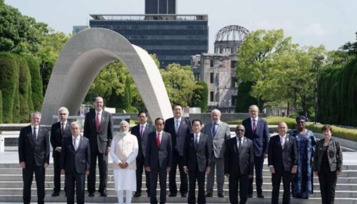 Mathias Cormann, Sekretaris Jenderal Organisasi untuk Kerja Sama dan Pembangunan Ekonomi (OECD), bergabung dengan beberapa kepala negara lainnya di Peace Memorial Park sebagai bagian dari KTT para pemimpin G7 di Hiroshima, yang terletak di bagian barat Jepang pada tanggal 21 Mei 2023.
