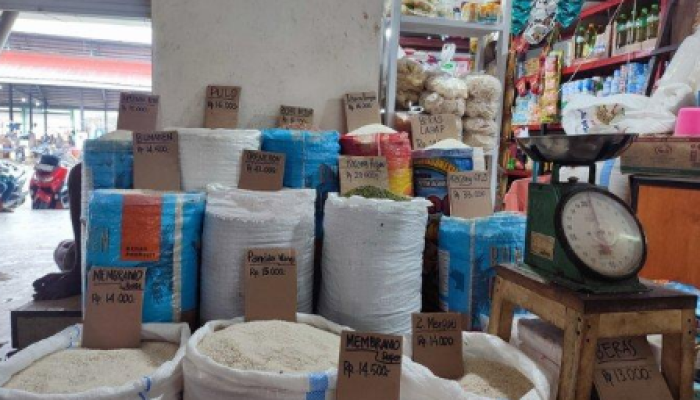 Pasar Bersehati, Manado, Sulawesi Utara, Sabtu, 16 September 2023, menjual beras.