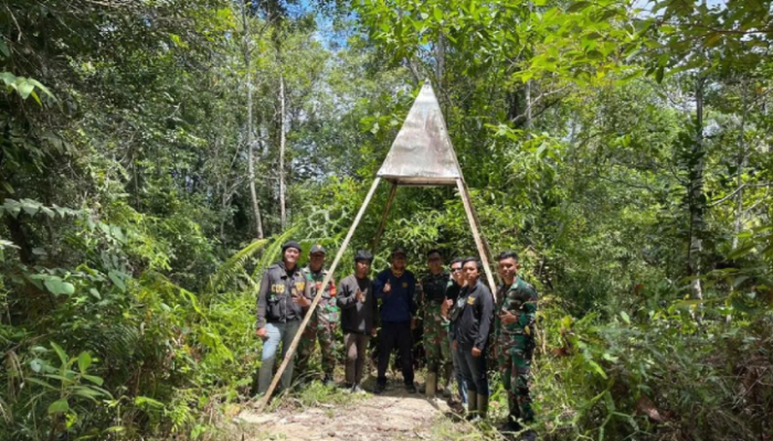 Petugas Bea Cukai Nanga Badau dan prajurit Satgas Pamtas Yonarmed 10/Bradjamusti menjalankan patroli untuk mengawasi pergerakan barang ilegal di perbatasan Indonesia-Malaysia di Kabupaten Kapuas Hulu, Kalimantan Barat.