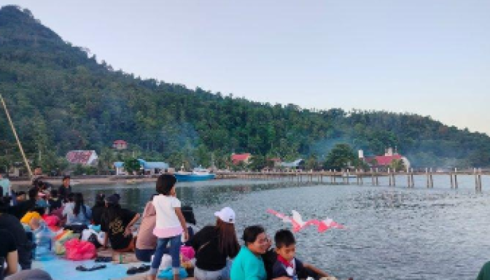 Warga Pulau Manado Tua, Sulawesi Utara, berlabuh di dermaga baru-baru ini.