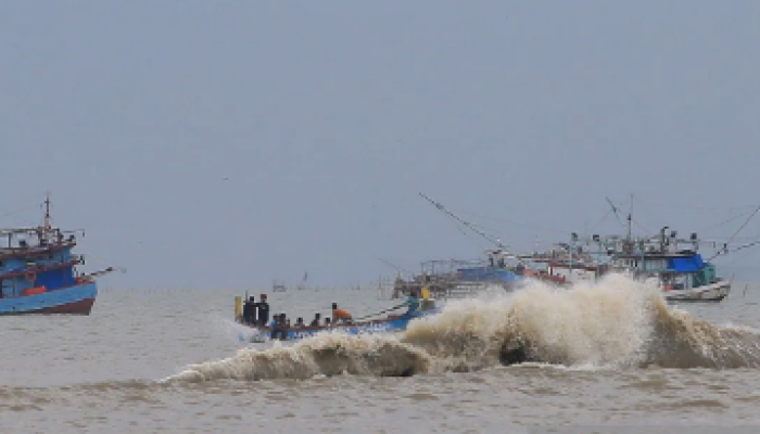 Kapal nelayan di Indramayu, Jawa Barat, terpaksa berlabuh karena cuaca buruk.