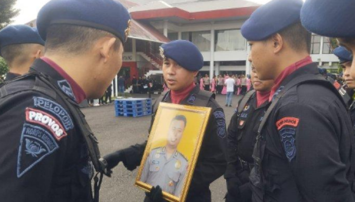 Ratusan personel Brimob Polda Sulawesi Utara serta keluarga menunggu kedatangan jenazah Briptu Rudi Agung Ashari di VIP Bandara Sam Ratulangi Manado pada Selasa, 19 September 2023.