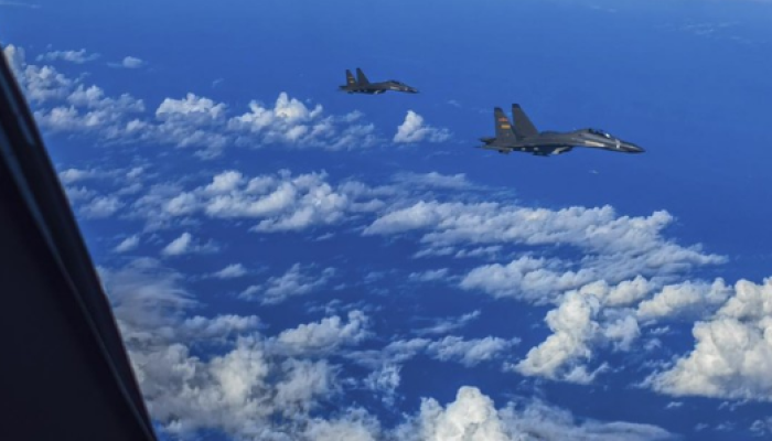 Jet tempur China melakukan latihan tempur bersama di sekitar Pulau Taiwan, menunjukkan kelanjutan aktivitas militer di wilayah tersebut.