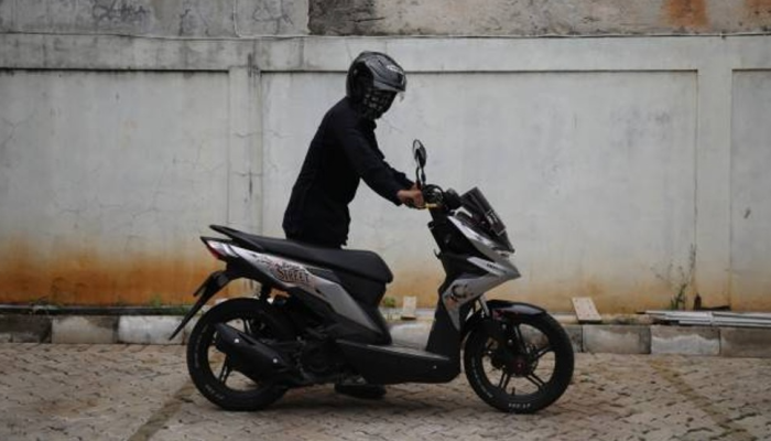 Gambaran visual tentang aksi pencurian sepeda motor.