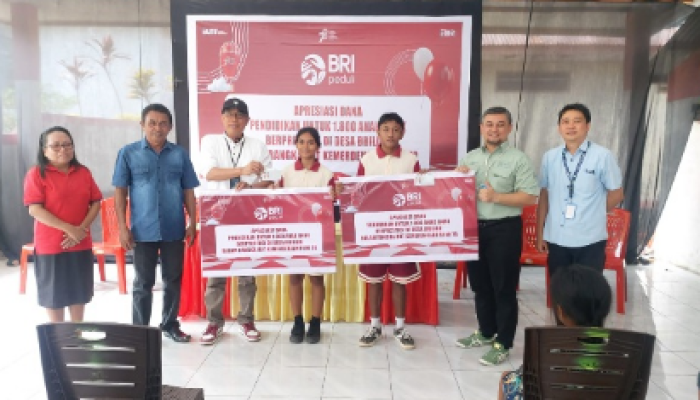 Dua siswa mewakili dalam seremoni simbolis penyerahan beasiswa kepada 20 pelajar.
