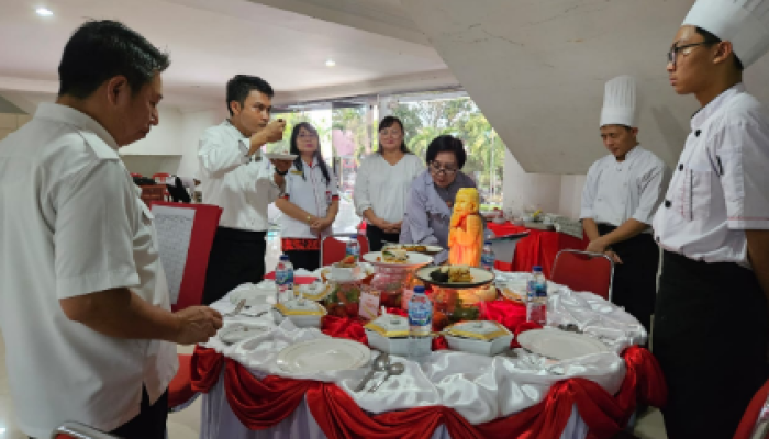 Kompetisi memasak dengan tema "Invent a Recipe for Fish Dishes" diselenggarakan di ruang Mapalus Kantor Gubernur Sulut.