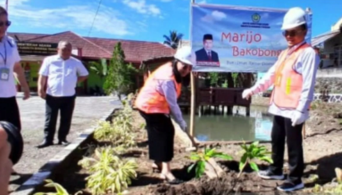 Pdt Dr Aneke Purukan, Kepala Bidang Pendidikan Kristen, melakukan penanaman pohon buah di Minahasa Tenggara pada 20 September 2023.