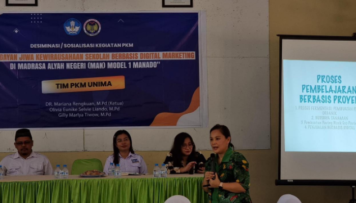 Ketua Tim PKM Unima, Dr. Mariana Rengkuan MPd, menjelaskan tentang PKM di MAN Model 1 Manado.